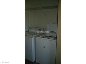 Building Photo - 2050 N Los Feliz St