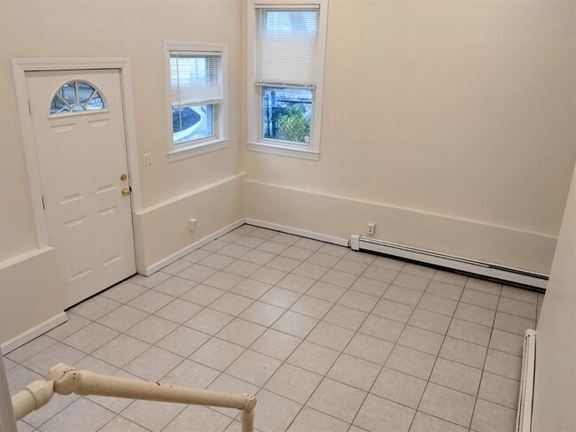 Building Photo - 83 Yorktown St