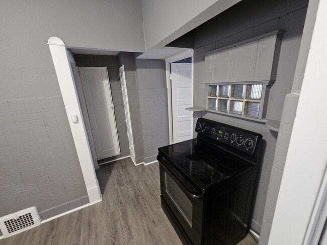 Building Photo - 2818 E 127th St