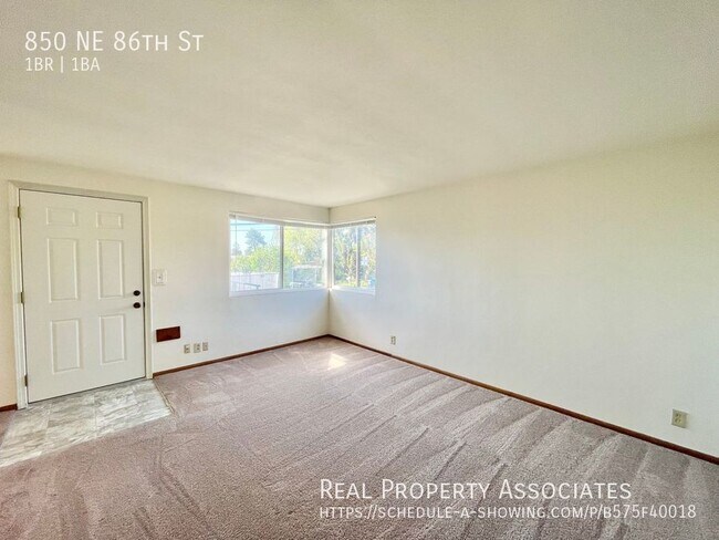 Building Photo - Sunlit Corner Unit in Maple Leaf/Roosevelt...