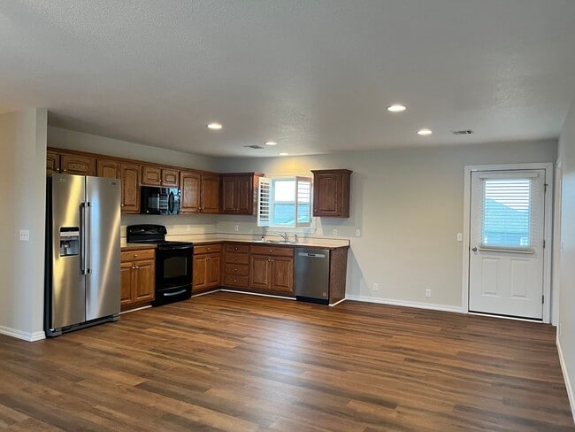 Building Photo - 3 Bedroom 2 Bathroom home