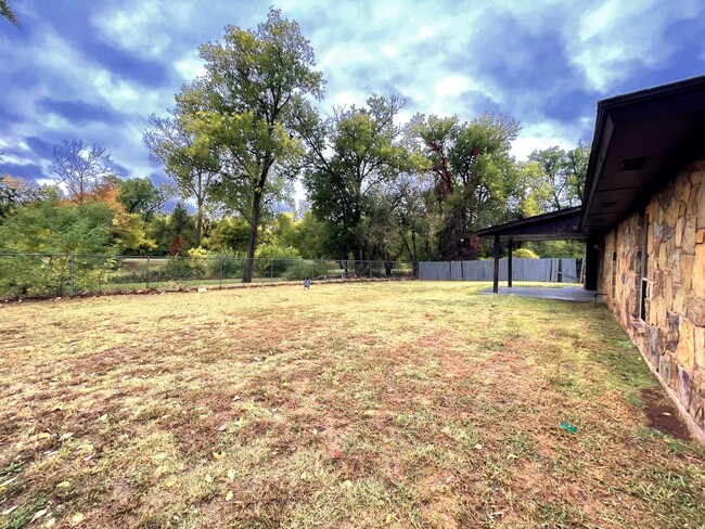 Building Photo - Welcome to your new home in Midwest City, OK!