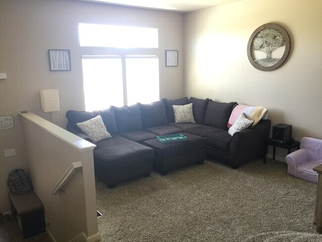 Building Photo - Southern Facing End 3 Bedroom Townhome