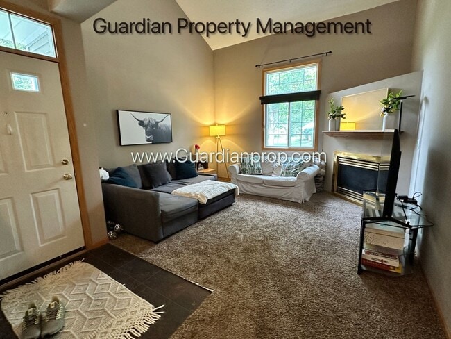 Building Photo - Eden Prairie End Unit Town Home, 2 Car Gar...