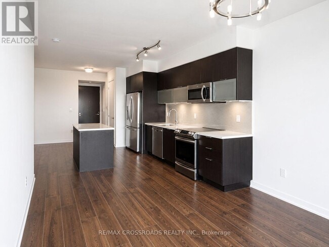 Building Photo - 388 Yonge St