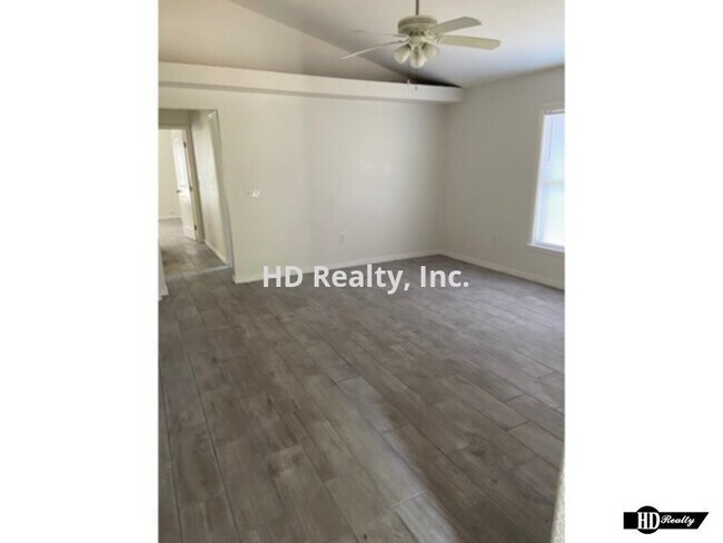 Foto del edificio - Recently updated Nice and Clean 3/2 with 1...