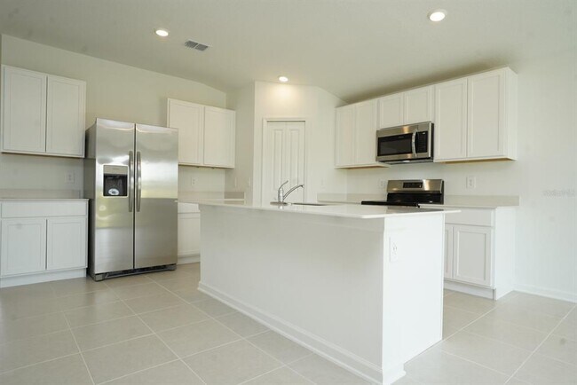 Building Photo - 2430 McKinley Dr