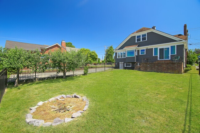 Building Photo - 1112 Grand Ave