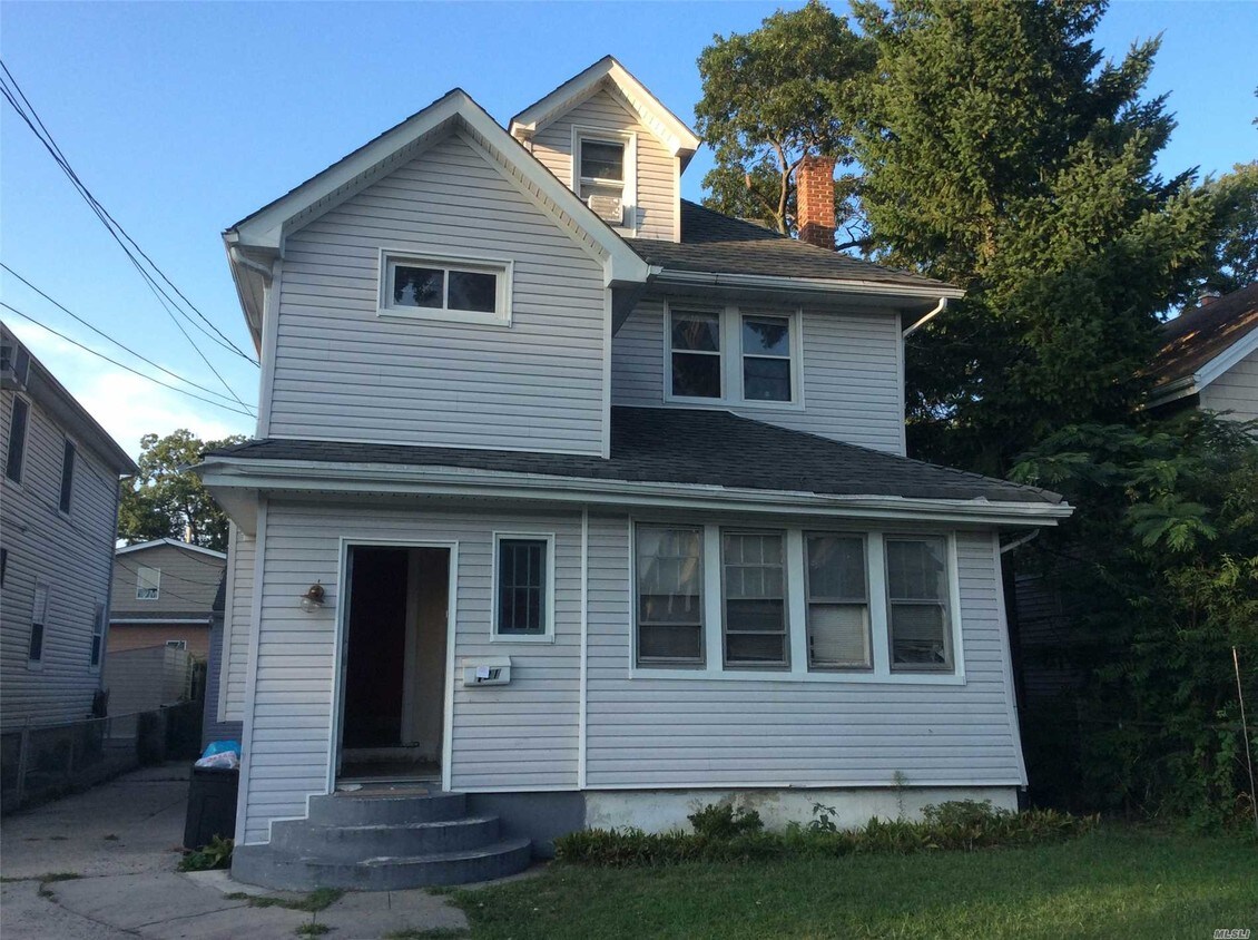 Primary Photo - 121 E Fairview Ave
