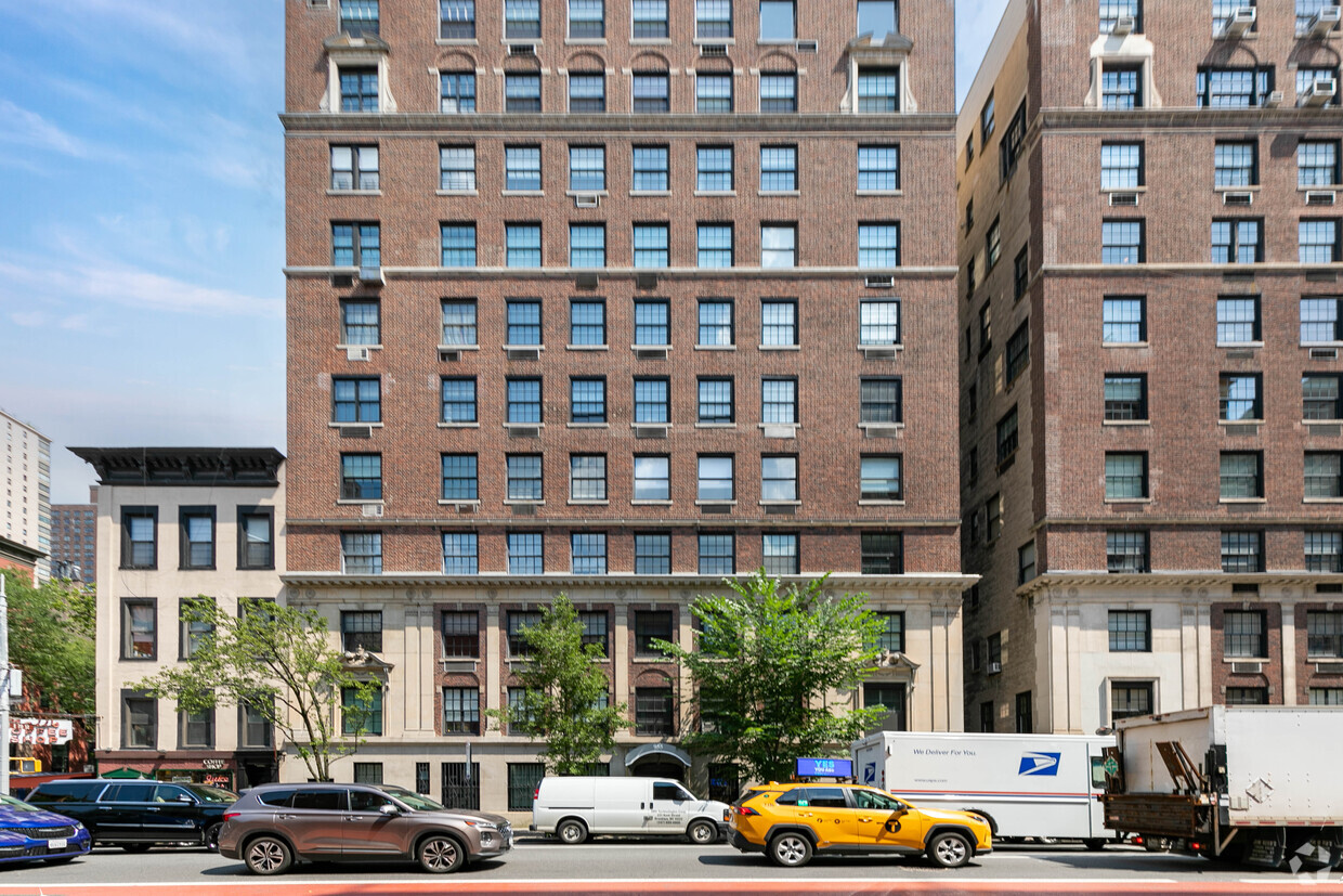 Building Photo - 131 E 69th St