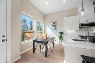 Building Photo - 312 Queen Sude Ln