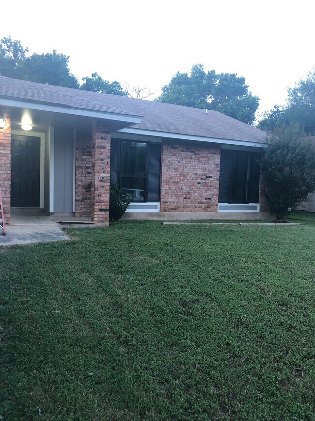 Nice front yard. - 9207 Cliff Way St