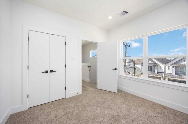 Foto del edificio - 3403 Yellowstone Blvd