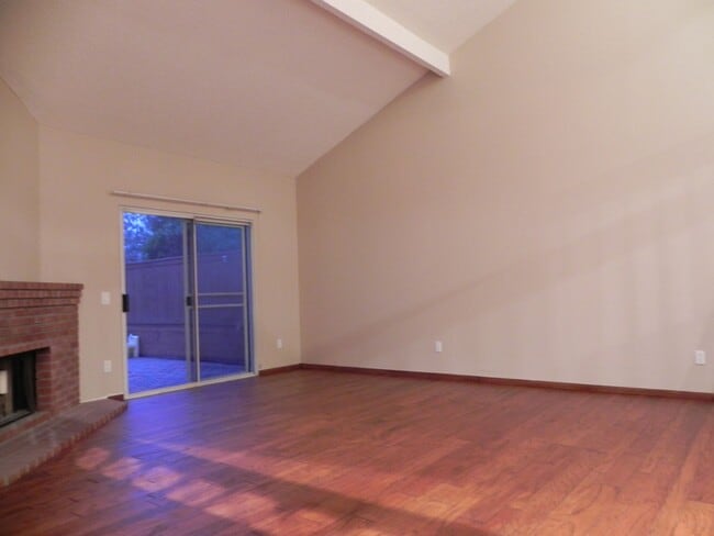 Foto del edificio - 4 Bed/2.5 Bath Spacious Two Story Home at ...