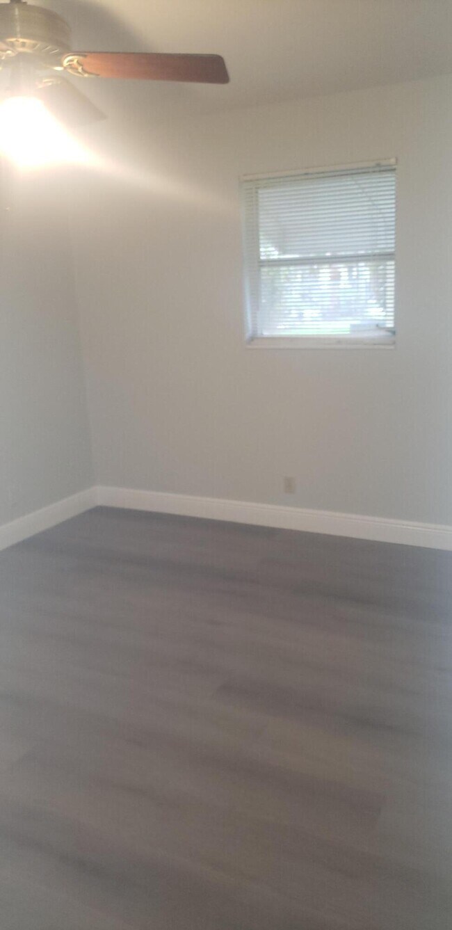 Building Photo - 4442 Golfers Dr W