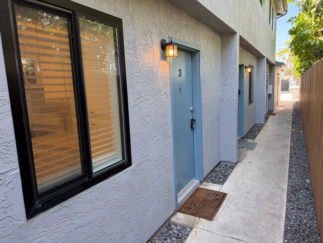 Foto del edificio - 1736 Cable St