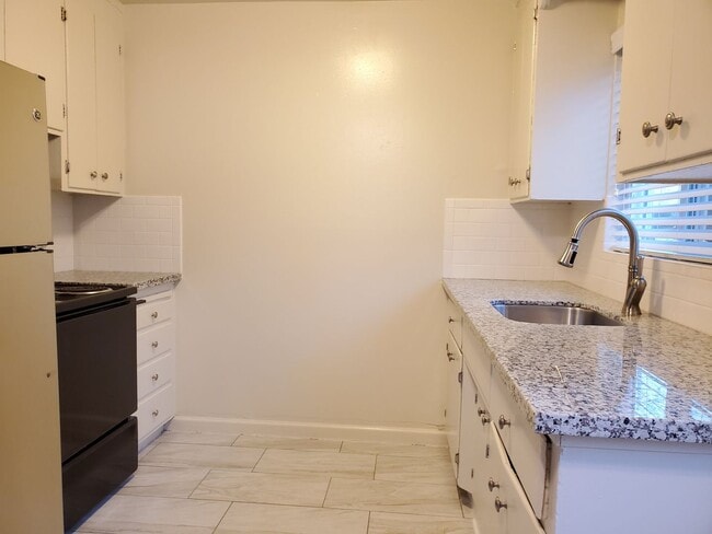 Building Photo - Downstairs Apartment in Great Sunnyvale Location, Renovated Inside, Fresh Paint, New Floors!
