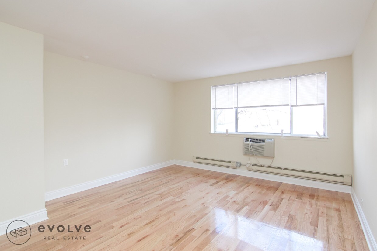 Foto principal - 660 W Wrightwood Ave