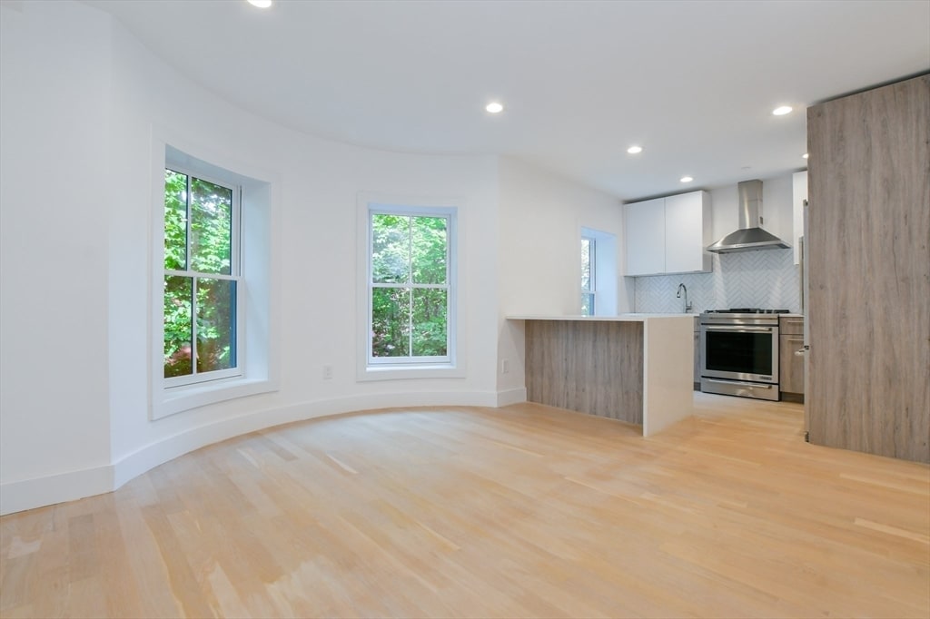 Foto principal - 55 E Springfield St