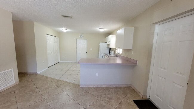 Foto del edificio - 3 bed / 1 bath Home - Coming Soon!