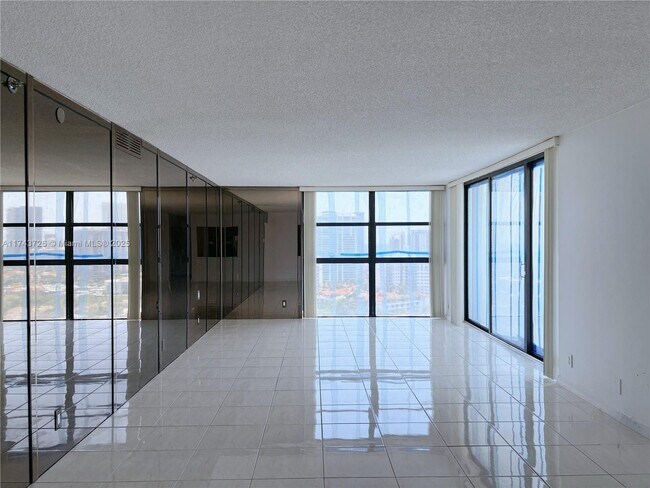 Foto del edificio - 20355 NE 34th Ct