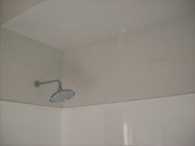 Ducha con azulejos de mausoleo - 6105 Monterey Rd