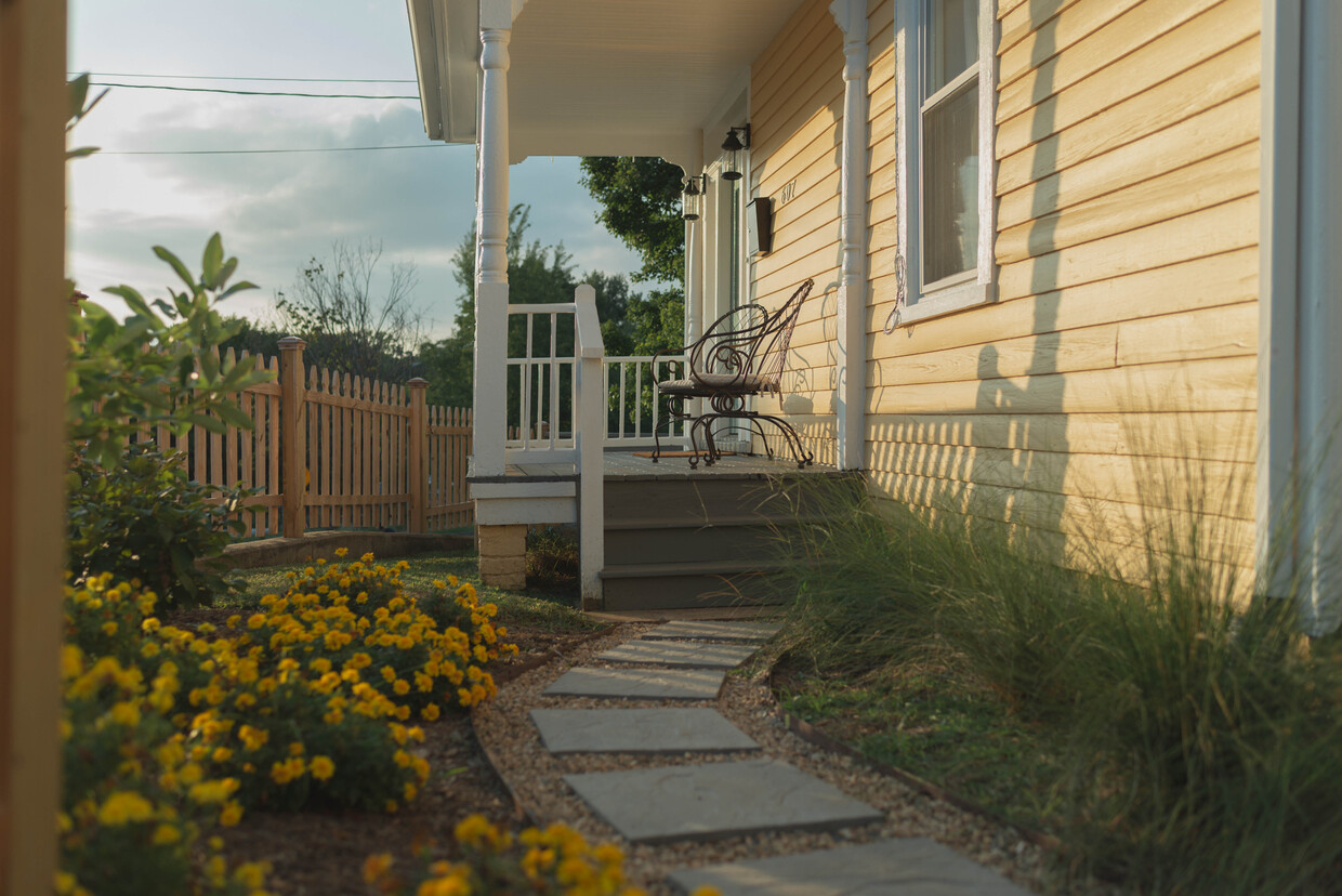 Front Porch - 607 Monticello Ave