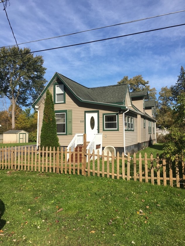 Foto del edificio - 210 Dutton Ave