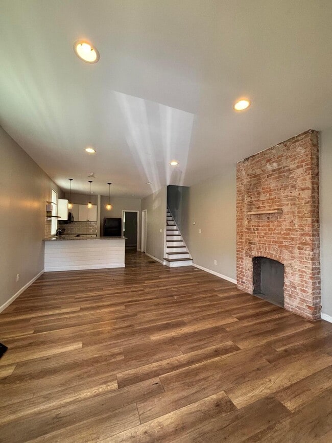 Building Photo - 429 Oakwood Ave