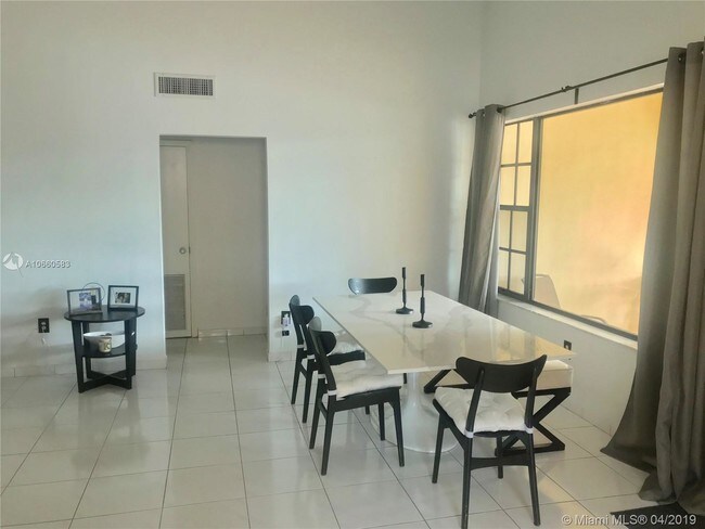 Foto del edificio - 8867 Froude Ave
