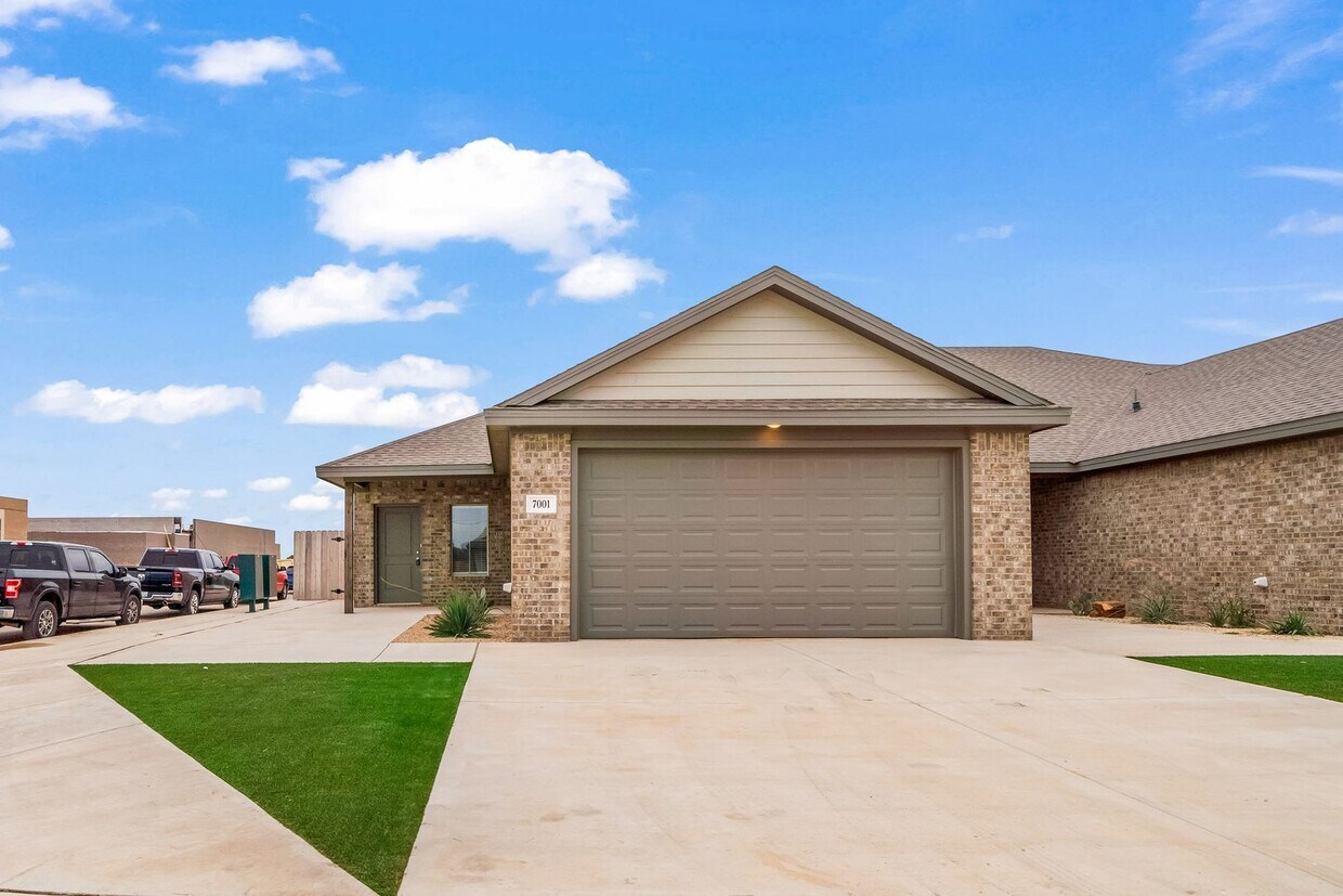 Foto principal - Brand New Townhome in Frenship East!