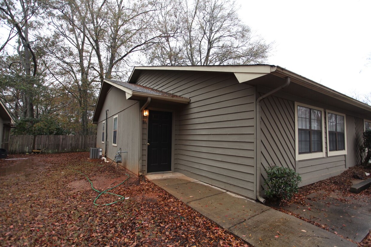Primary Photo - Cedar Chase Duplex Available August!