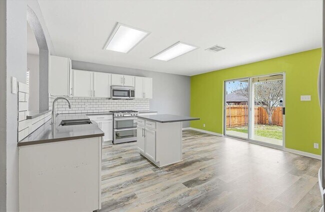 Foto del edificio - 1718 Lloydminister Way