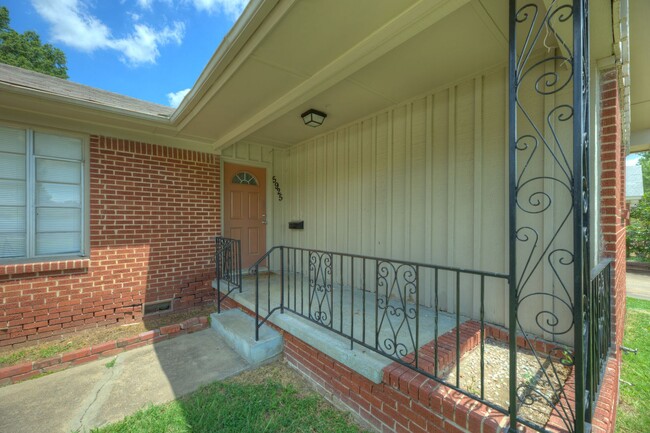 Foto del edificio - For Lease | Mid-town Tulsa | $1300 Rent