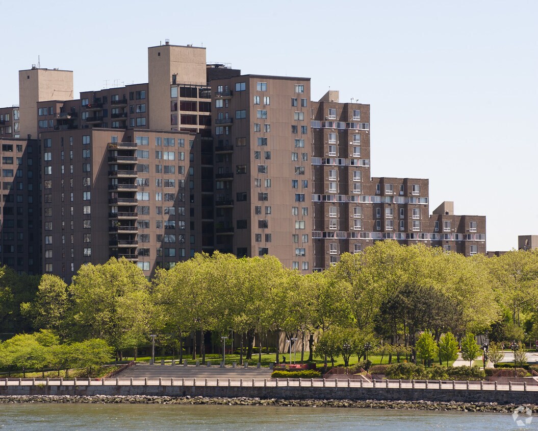 Roosevelt Landings Apartments New York, NY