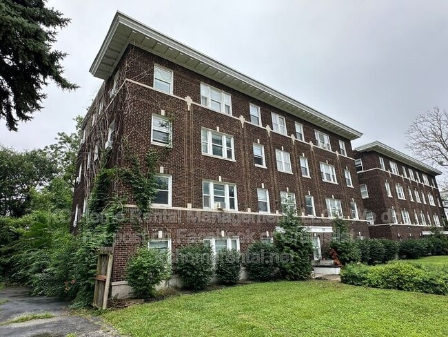 Building Photo - 305-307 N Gladstone Blvd