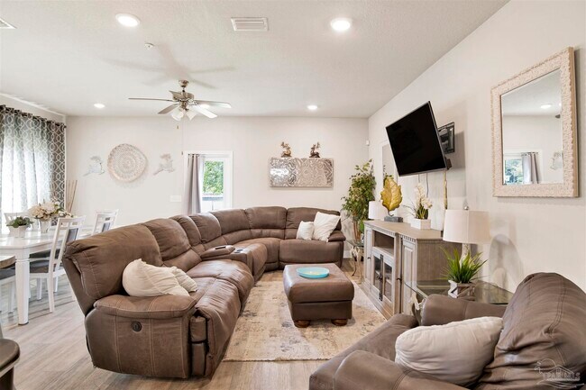 Building Photo - 6001 Royal Port Ct