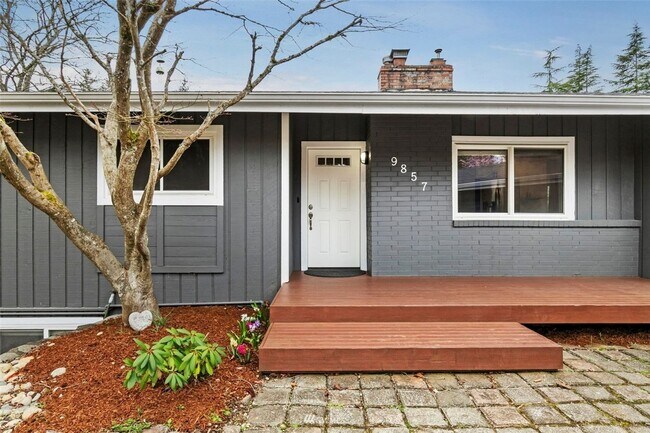 Building Photo - Beautiful 4 Bedroom Close to Everything!