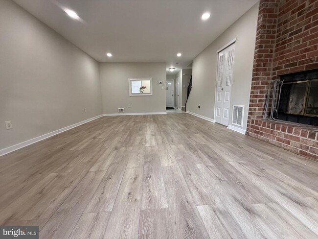 Building Photo - 6 Wosniak Ct