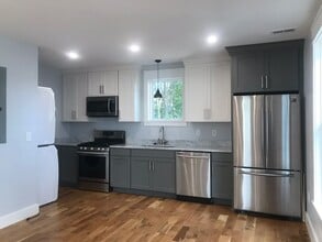 Building Photo - 52 America St