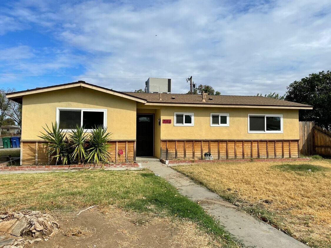 Foto principal - Charming 3-Bedroom, 2-Bath Home – Availabl...