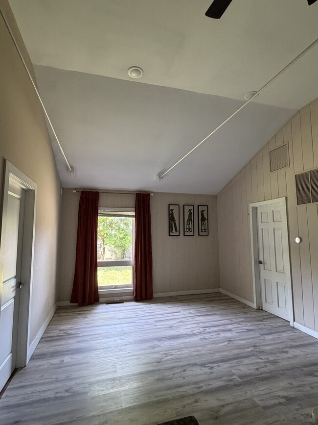 Building Photo - 3245 Westview Dr