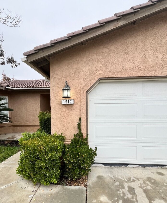 Primary Photo - 4 Bd / 2 Ba with plenty of room for the family