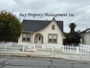 Building Photo - 425 Riker St