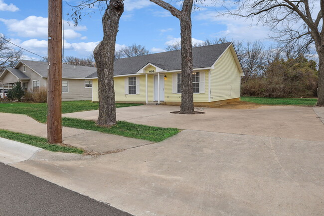 Building Photo - 608 Uland St