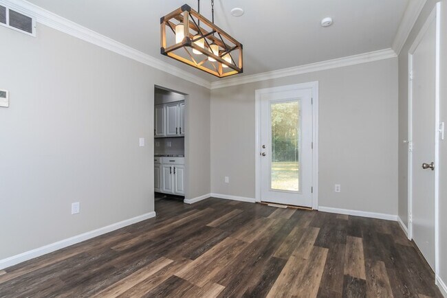 Building Photo - Charming 4 Bedroom in Union