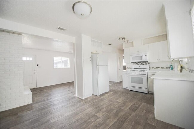 Foto del edificio - 1600 Parker Ln