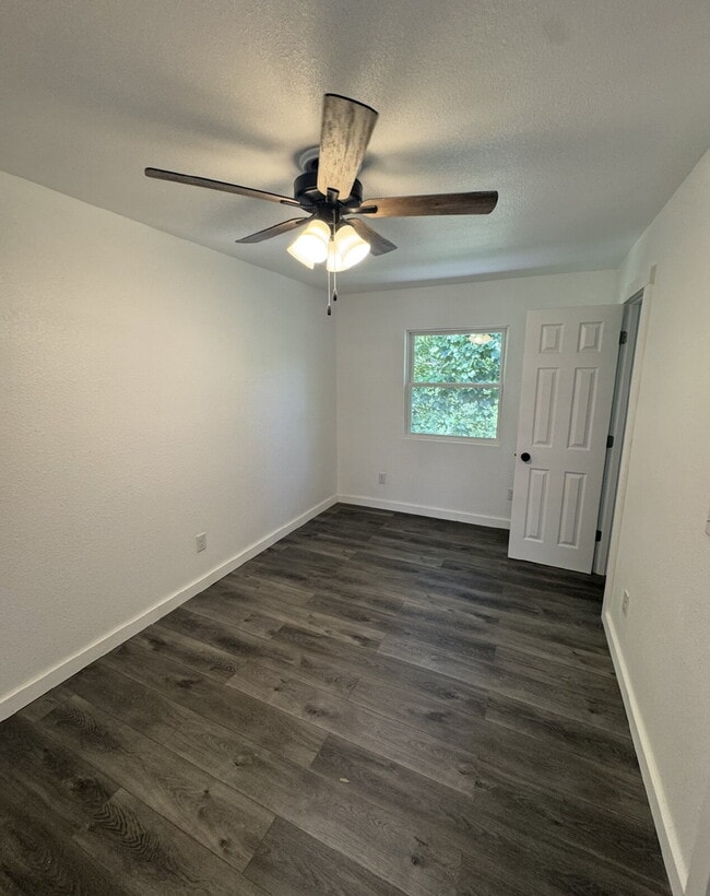 Building Photo - Newly Renovated Duplex In Forsyth!