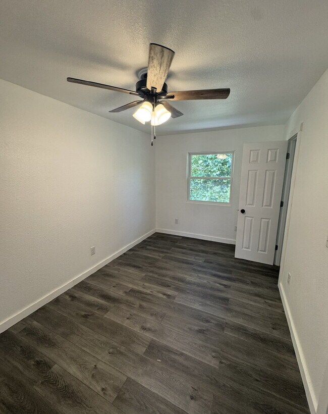 Foto del edificio - Newly Renovated Duplex In Forsyth!