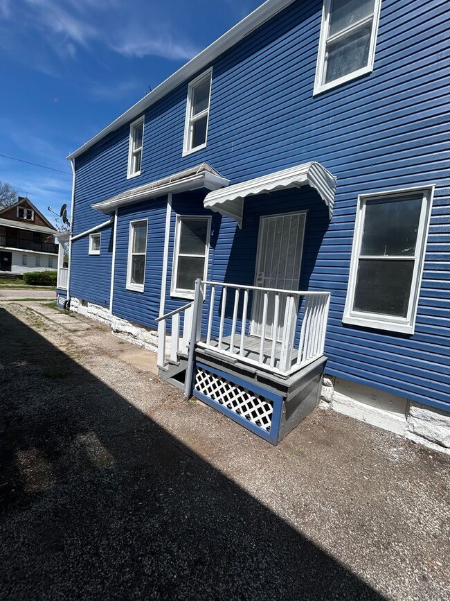 Building Photo - Great 2 Story 3 bedroom home